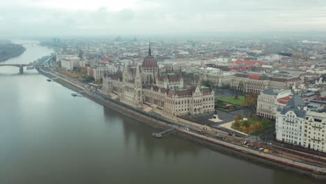 Edificio-Del-Parlamento-Húngaro-Ensamblaje-Nacional-Junto-Al-Río-Danubio,-Budapest