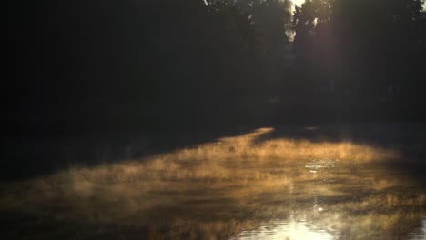 Geheimnisvoller-Blick-Auf-Einen-Teich-In-Der-Morgensonne-Mit-Aufsteigendem-Dampf-Von-Der-Oberfläche