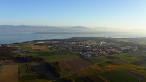 Malerischer-Blick-Auf-Den-Genfer-See,-Drüsenstadt-Und-Ländliche-Felder-Bei-Sonnenaufgang-In-Der-Nähe-Der-Stadt-Nyon,-Waadt,-Schweiz