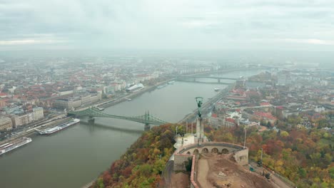 Blick-Auf-Die-Donau,-Die-Brücken-Und-Die-Stadt-Budapest-Von-Der-Freiheitsstatue,-Ungarn
