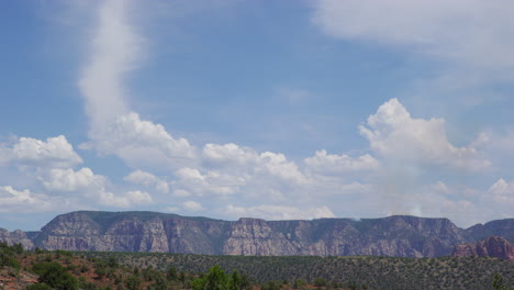 Montaña-De-La-Cresta-Del-Desierto-Con-Nubes-Esponjosas-En-El-Cielo-Azul-En-Sedona,-Arizona,-Estados-Unidos