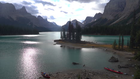 Isla-Espiritual,-Lago-Maligne,-Parque-Nacional-Jasper,-Alberta,-Canadá