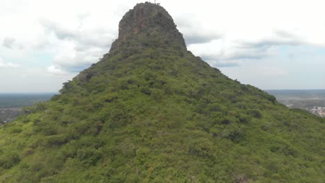 Luftaufnahme,-Die-Sich-Auf-Einem-Großen-Afrikanischen-Berg-Im-Ländlichen-Uganda-Erhebt