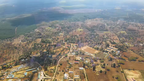 Atemberaubende-Luftaufnahme-Einer-Wunderschönen-Landschaft-Im-Ländlichen-Kenia