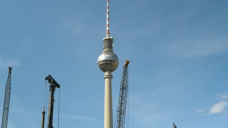 Construcción-En-Berlín,-Edificio-De-La-Torre-De-Televisión-De-Berlín-En-El-Fondo