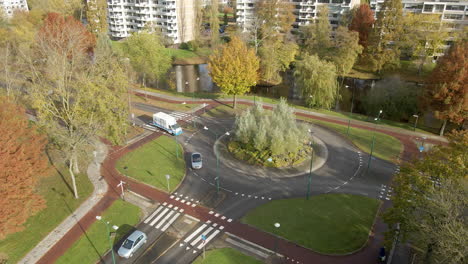 Blick-Aus-Der-Vogelperspektive-Auf-Den-Verkehr,-Der-In-Den-Niederlanden-über-Einen-Kreisverkehr-Fährt