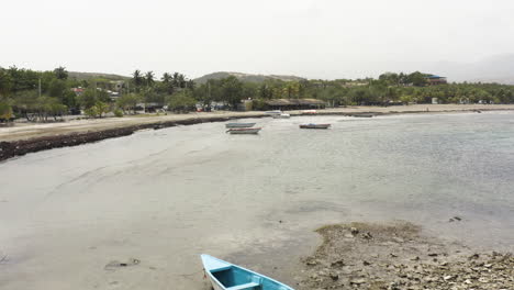 Antena---Barcos-Amarrados-En-La-Playa-En-Monte-Rio,-República-Dominicana,-Adelante