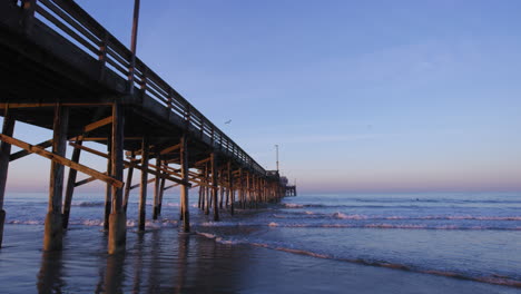 Side-View-Of-Fishing-Pier-At-Sunrise-In-Orange-County,-California,-USA