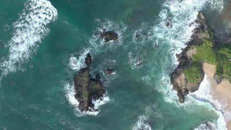 Aerial-view-above-waves-hitting-rocks-on-the-coast-of-Samana,-Dominican-republic---screwdriver,-drone-shot