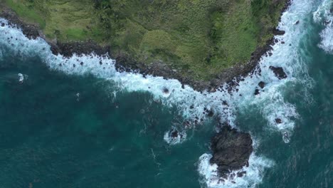 Luftaufnahme-Von-Oben-Nach-Unten-über-Wellen,-Die-An-Der-Küste-Des-Nationalparks-Los-Haitises-In-Der-Dominikanischen-Republik-Brechen