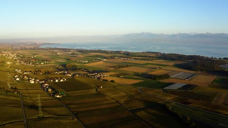 Vista-Panorámica-Sobre-El-Viñedo-De-La-Côte-Y-La-Ciudad-De-La-Glándula-Con-Vistas-Al-Lago-De-Ginebra-En-Vaud-Suiza---Toma-Aérea-De-Drones