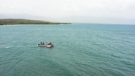Antenne---Menschen-Auf-Einem-Tourboot,-Strand-Von-Monte-Rio,-Dominikanische-Republik,-Kreispfanne