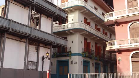 Historische-Gebäude-Mit-Hispanischer-Architektur,-Die-An-Einem-Sonnigen-Sommermorgen-Im-Casco-Viejo-Von-Panama-City-Eine-Kopfsteingepflasterte-Straßenecke-Mit-Leichtem-Verkehr-Aufdecken