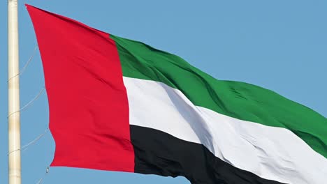 Cámara-Lenta:-La-Bandera-De-Los-Emiratos-árabes-Unidos-Ondeando-En-El-Aire,-El-Símbolo-Nacional-De-Los-Emiratos-árabes-Unidos