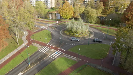 Ausleger-Von-Autos,-Die-In-Den-Niederlanden-über-Einen-Kreisverkehr-Fahren