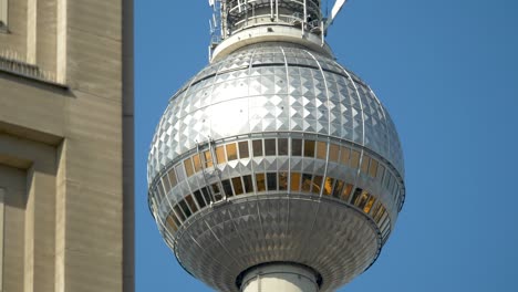 Close-up-of-the-majestic-Berliner-Fernsehturm,-Alexanderplatz,-Berlin