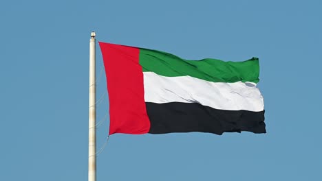 La-Bandera-De-Los-Emiratos-árabes-Unidos-Ondeando-En-El-Aire,-El-Símbolo-Nacional-De-Los-Emiratos-árabes-Unidos,-4k-60fps