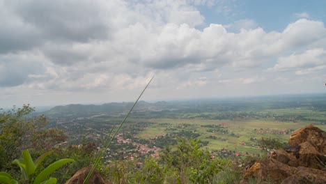 Un-Lapso-De-Tiempo-En-La-Cima-De-Una-Montaña-En-El-Este-De-Uganda-Con-Vistas-A-Un-Municipio-En-África-Rural