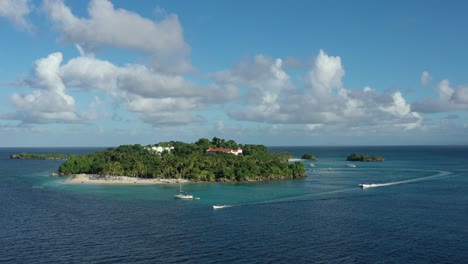Barcos-En-Aguas-Turquesas-De-La-Isla-De-Cayo-Levantado-En-República-Dominicana