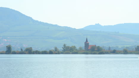 Blick-Auf-Eine-Kirche,-Die-Inmitten-Eines-überschwemmten-Sees-In-Der-Ganzen-Umgebung-Liegt