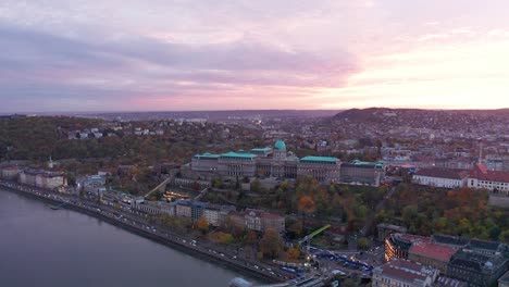 Budaer-Schloss-Violetter-Und-Rosa-Sonnenuntergang-In-Budapest,-Ungarn