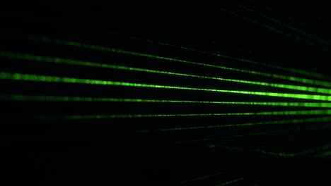 Staubpartikel-Im-Grünen-Laserlichtstrahl-Vom-Beugungsgitter