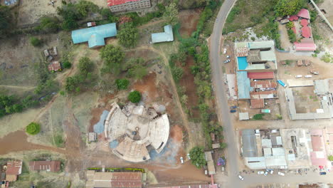 Antena-De-Arriba-Hacia-Abajo-De-Un-Sitio-De-Construcción-En-Un-Pequeño-Pueblo-En-Kenia