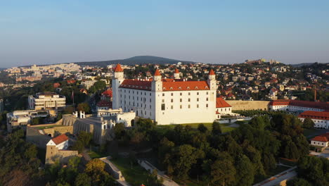 Toma-Cinematográfica-De-Drones-Girando-Alrededor-Del-Castillo-De-Bratislava-En-Bratislava-Eslovaquia
