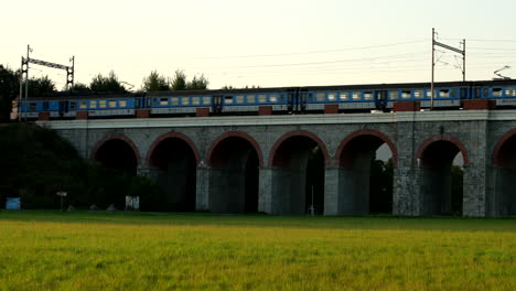 Viaducto-Ferroviario-Con-Un-Tren-De-Pasajeros-Que-Pasa-Cruzando-El-Puente