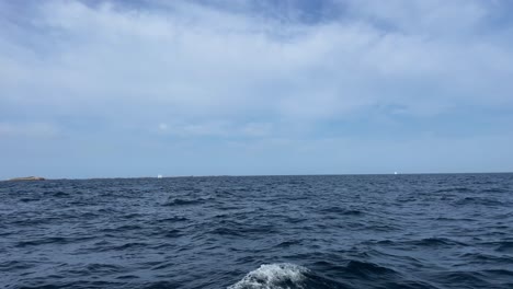 Blick-Vom-Boot-Auf-Die-Kleine-Insel-Ile-Saint-Nicolas