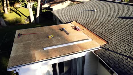 Luftkardanische-Neigung-über-Einem-Reparierenden-Dach
