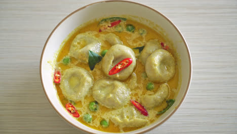 Grüne-Curry-Suppe-Mit-Fischbällchen---Thailändische-Küche
