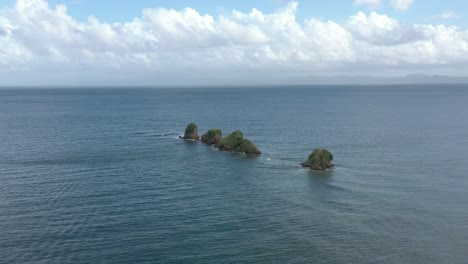 Luftkreisen-Um-Meeresfelsen-In-Samana-Bay,-Dominikanische-Republik