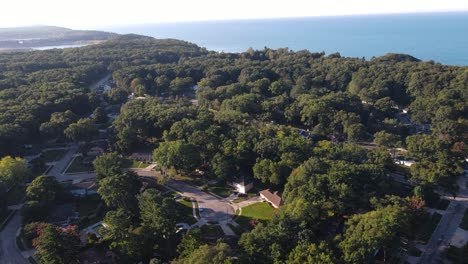 Aerial-push-in-toward-a-cute-neighborhood-on-the-coast-of-Lake-Michigan