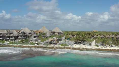 Vista-Aérea-De-Drones-A-Lo-Largo-De-La-Costa-De-Azulik-Resort-En-Tulum-En-Yucatán