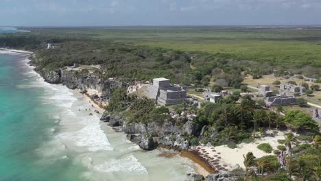 Ruinas-Mayas-Y-Playa-En-Tulum-En-Mexico
