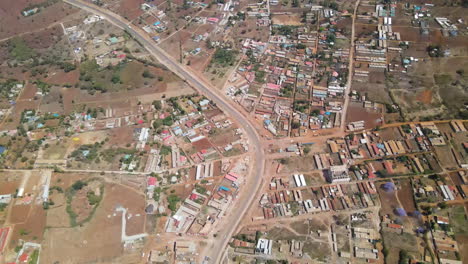 Impresionante-Vista-Aérea-De-Una-Ciudad-Rural-Africana-En-Kenia