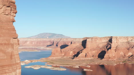 Lago-Powell,-Embalse-Artificial-Con-Cañón-De-Roca-Roja-En-Utah-Y-Arizona,-Estados-Unidos