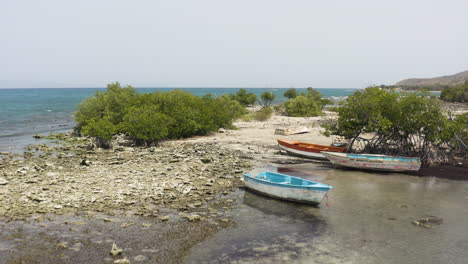 Antena---Barcos-En-La-Hermosa-Playa-De-Monte-Rio,-Azua,-República-Dominicana,-Marcha-Atrás