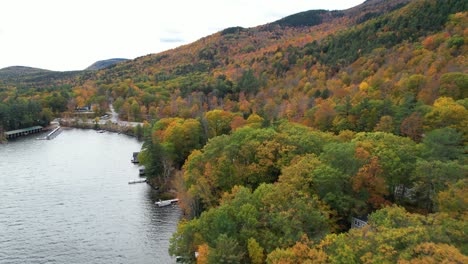 Lake-Sunapee-Seeufer-Idyllischer-Bunter-Wald-Im-Herbst-Und-Häuser-In-Der-Nähe-Von-Newbury-New-Hampshire-Usa,-Drohnenluftbild