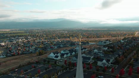 Impresionante-Toma-De-Revelación-Del-Establecimiento-Del-Templo-Mormón-De-La-Montaña-Oquirrh-De-La-LDS-En-El-Sur-De-Jordania,-Utah
