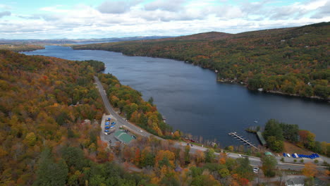 Luftbild,-Sunapee-Lake-Bay-In-Der-Nähe-Von-Newbury-Town,-New-Hampshire-Usa-Am-Herbstgipfel