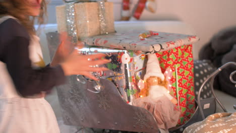 Kleines-Mädchen,-Das-Selbst-Verpacktes-Weihnachtsgeschenk-Nebeneinander-Legt