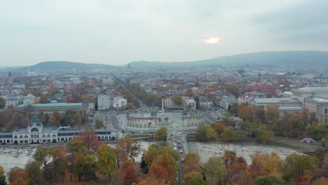 Plaza-De-Los-Héroes-Del-Lugar-Del-Patrimonio-Mundial-De-La-Unesco-Filmada-Con-Un-Dron-En-Budapest,-Europa