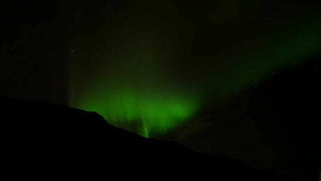 Aurora-Boreal---Aurora-Boreal-Verde---Cielo-Estrellado-Con-Luces-Polares-En-Islandia---Tiro-De-ángulo-Bajo