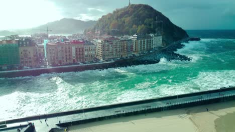 Estuary-of-Urumea-River-in-San-Sebastian-with-rough-waters-on-a-windy-day