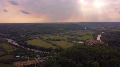 Luftaufnahme-Von-Beynac-Et-Cazenac-Frankreich-Mittelalterliches-Kleines-Dorf-Aus-Stein-In-Der-Dordogne-Fluss-Holz-Land-Reisen-Urlaub-Berühmtes-Ziel
