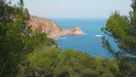 Ständiger-Blick-Auf-Die-Wunderschöne-Farbenfrohe-Küste-Mit-Klippen,-Bergen-Und-Kristallklarem-Wasser-An-Der-Costa-Brava,-Spanien
