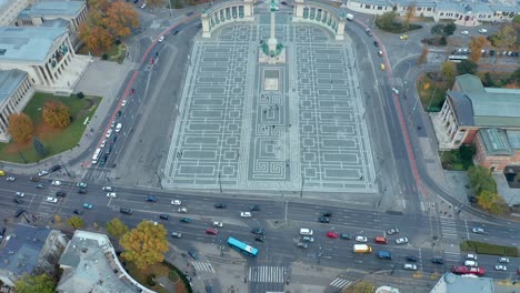 Reveal-shot-of-Heroes-Square-landmark-at-Budapest,-Hungary-destination
