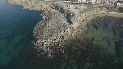 Top-Luftaufnahme-Des-Strandes-In-Cascais-Vom-Meer-Aus-Gesehen